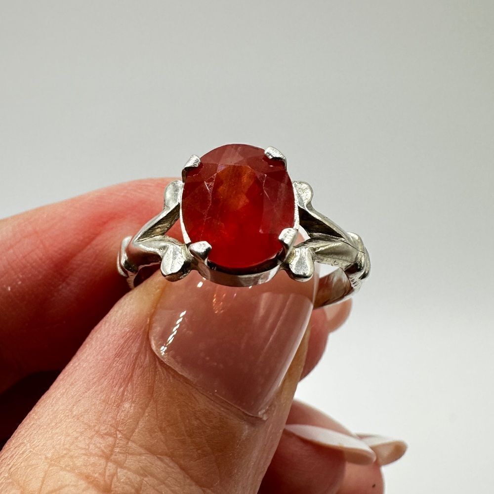 SALE!‎ Dyed faceted oval cut stone solitaire in silver tone ring! - Picture 6 of 12